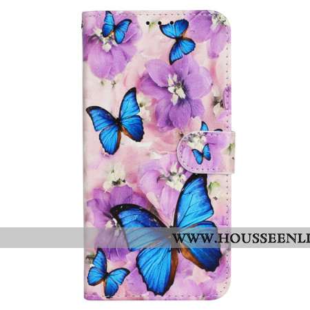 Housse iPhone 16 Papillons Bleus et Fleurs Violettes à Lanière