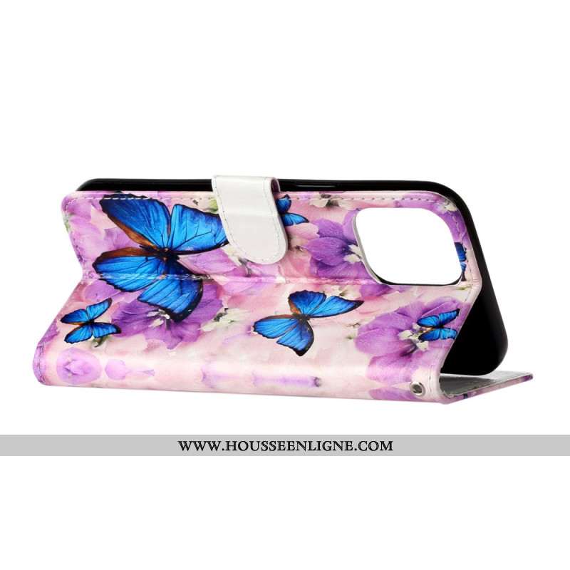 Housse iPhone 16 Pro Papillons Bleus et Fleurs Violettes à Lanière